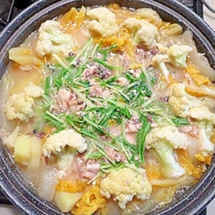 タジン鍋で作る！野菜たっぷり鯖缶のクリームシチュー